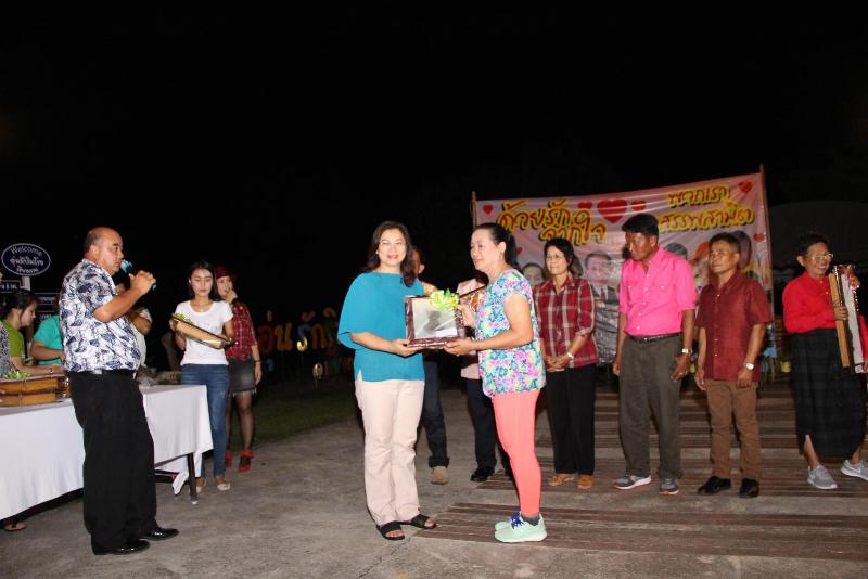 ภาพถ่าย ใช้ปุ่มลูกศร ซ้าย หรือ ขวา เลื่อนภาพถ่าย หรือปุ่มสามเหลี่ยมฉายภาพอัตโนมัติ  ถ้าต้องการบันทึกภาพ ใช้เมาส์คลิกขวาเลือกหัวข้อ  เป็นรูปภาพเป็น.. หรือ save as.. แสดงเต็มจอภาพ กุดปุ่ม F11 