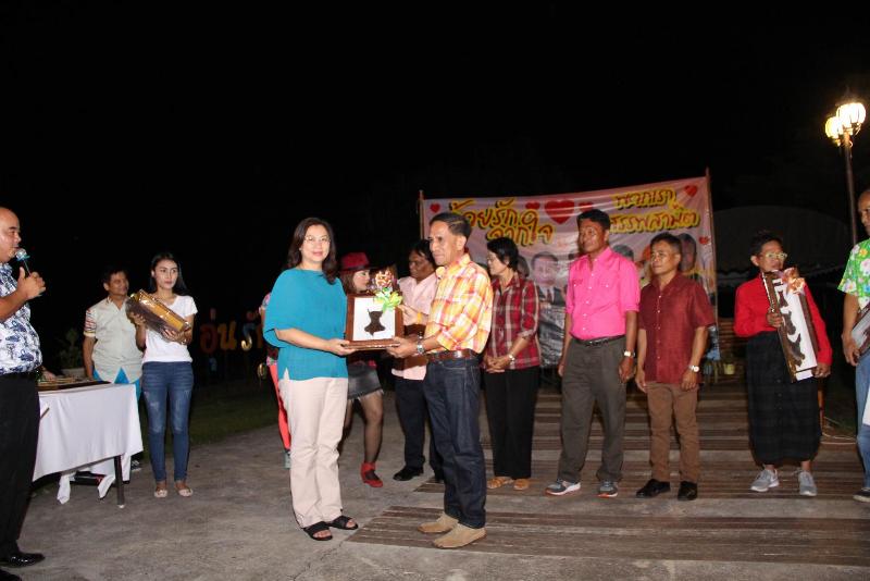 ภาพถ่าย ใช้ปุ่มลูกศร ซ้าย หรือ ขวา เลื่อนภาพถ่าย หรือปุ่มสามเหลี่ยมฉายภาพอัตโนมัติ  ถ้าต้องการบันทึกภาพ ใช้เมาส์คลิกขวาเลือกหัวข้อ  เป็นรูปภาพเป็น.. หรือ save as.. แสดงเต็มจอภาพ กุดปุ่ม F11 