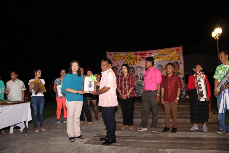 ภาพถ่าย ใช้ปุ่มลูกศร ซ้าย หรือ ขวา เลื่อนภาพถ่าย หรือปุ่มสามเหลี่ยมฉายภาพอัตโนมัติ  ถ้าต้องการบันทึกภาพ ใช้เมาส์คลิกขวาเลือกหัวข้อ  เป็นรูปภาพเป็น.. หรือ save as.. แสดงเต็มจอภาพ กุดปุ่ม F11 