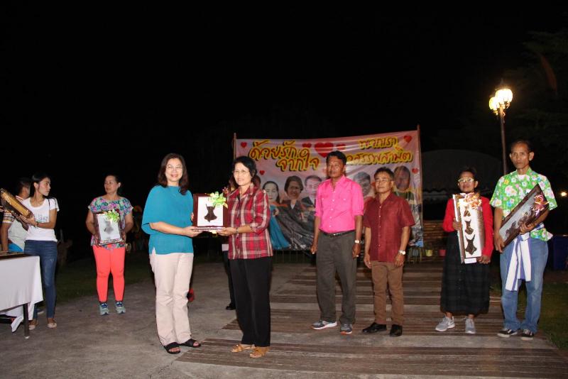 ภาพถ่าย ใช้ปุ่มลูกศร ซ้าย หรือ ขวา เลื่อนภาพถ่าย หรือปุ่มสามเหลี่ยมฉายภาพอัตโนมัติ  ถ้าต้องการบันทึกภาพ ใช้เมาส์คลิกขวาเลือกหัวข้อ  เป็นรูปภาพเป็น.. หรือ save as.. แสดงเต็มจอภาพ กุดปุ่ม F11 