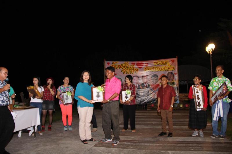 ภาพถ่าย ใช้ปุ่มลูกศร ซ้าย หรือ ขวา เลื่อนภาพถ่าย หรือปุ่มสามเหลี่ยมฉายภาพอัตโนมัติ  ถ้าต้องการบันทึกภาพ ใช้เมาส์คลิกขวาเลือกหัวข้อ  เป็นรูปภาพเป็น.. หรือ save as.. แสดงเต็มจอภาพ กุดปุ่ม F11 