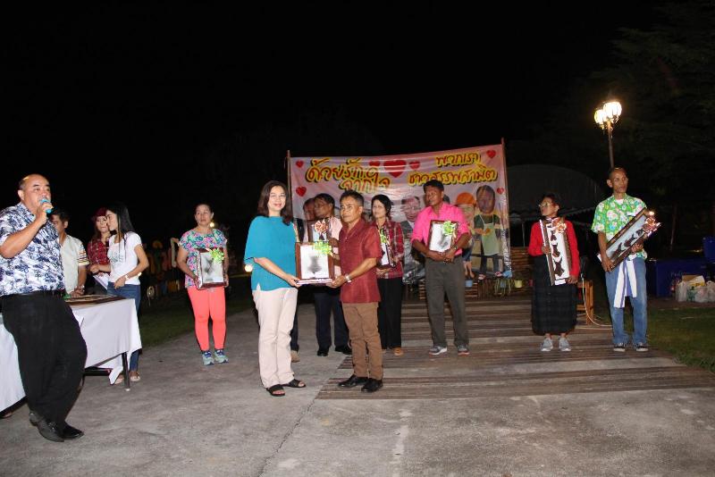 ภาพถ่าย ใช้ปุ่มลูกศร ซ้าย หรือ ขวา เลื่อนภาพถ่าย หรือปุ่มสามเหลี่ยมฉายภาพอัตโนมัติ  ถ้าต้องการบันทึกภาพ ใช้เมาส์คลิกขวาเลือกหัวข้อ  เป็นรูปภาพเป็น.. หรือ save as.. แสดงเต็มจอภาพ กุดปุ่ม F11 