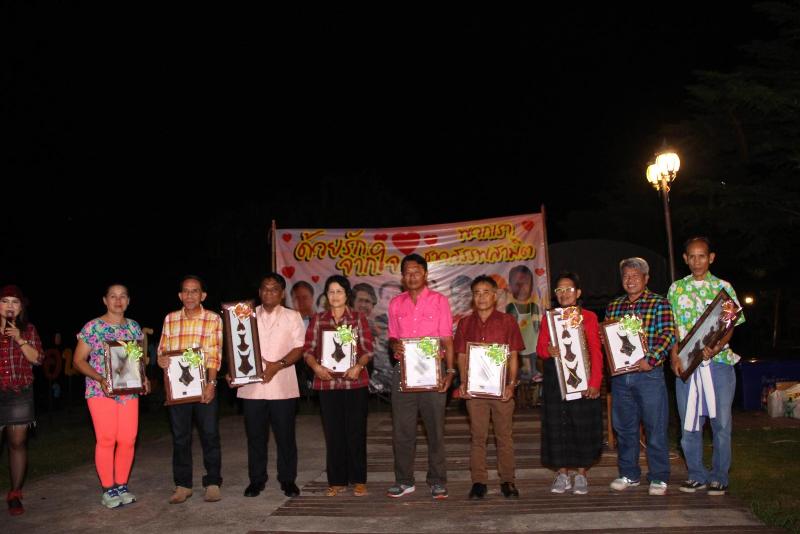 ภาพถ่าย ใช้ปุ่มลูกศร ซ้าย หรือ ขวา เลื่อนภาพถ่าย หรือปุ่มสามเหลี่ยมฉายภาพอัตโนมัติ  ถ้าต้องการบันทึกภาพ ใช้เมาส์คลิกขวาเลือกหัวข้อ  เป็นรูปภาพเป็น.. หรือ save as.. แสดงเต็มจอภาพ กุดปุ่ม F11 