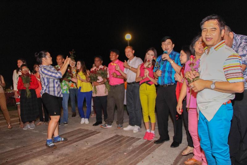 ภาพถ่าย ใช้ปุ่มลูกศร ซ้าย หรือ ขวา เลื่อนภาพถ่าย หรือปุ่มสามเหลี่ยมฉายภาพอัตโนมัติ  ถ้าต้องการบันทึกภาพ ใช้เมาส์คลิกขวาเลือกหัวข้อ  เป็นรูปภาพเป็น.. หรือ save as.. แสดงเต็มจอภาพ กุดปุ่ม F11 