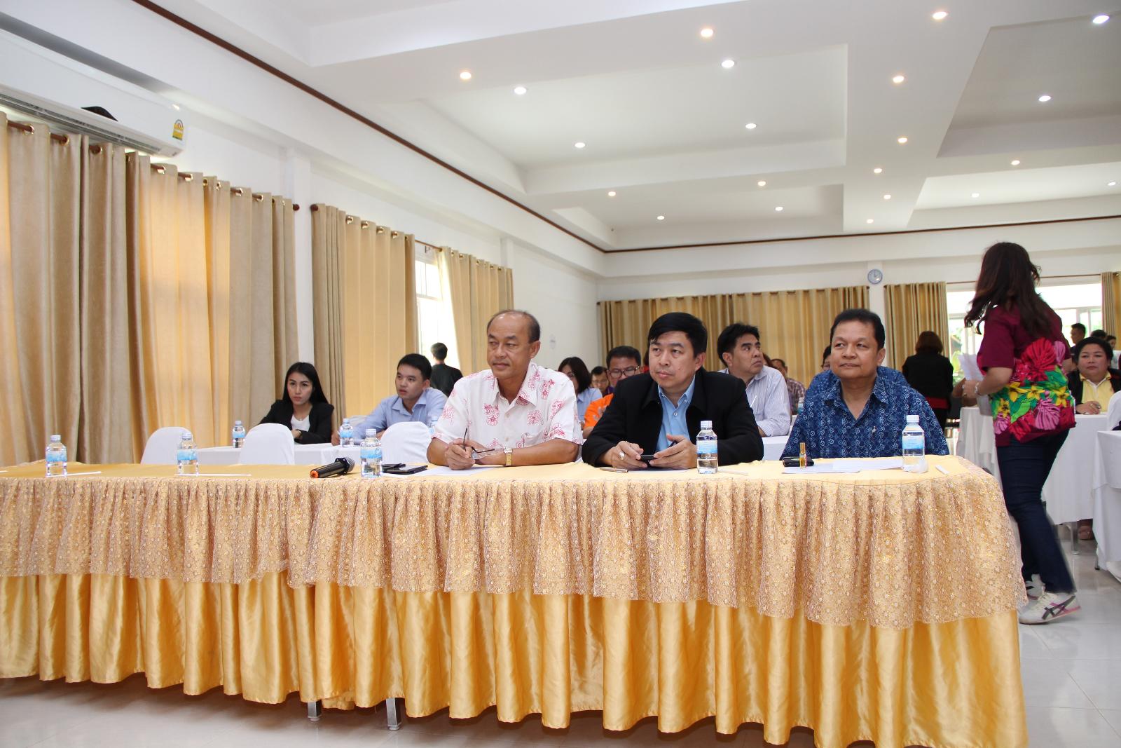 ภาพถ่าย ใช้ปุ่มลูกศร ซ้าย หรือ ขวา เลื่อนภาพถ่าย หรือปุ่มสามเหลี่ยมฉายภาพอัตโนมัติ  ถ้าต้องการบันทึกภาพ ใช้เมาส์คลิกขวาเลือกหัวข้อ  เป็นรูปภาพเป็น.. หรือ save as.. แสดงเต็มจอภาพ กุดปุ่ม F11 