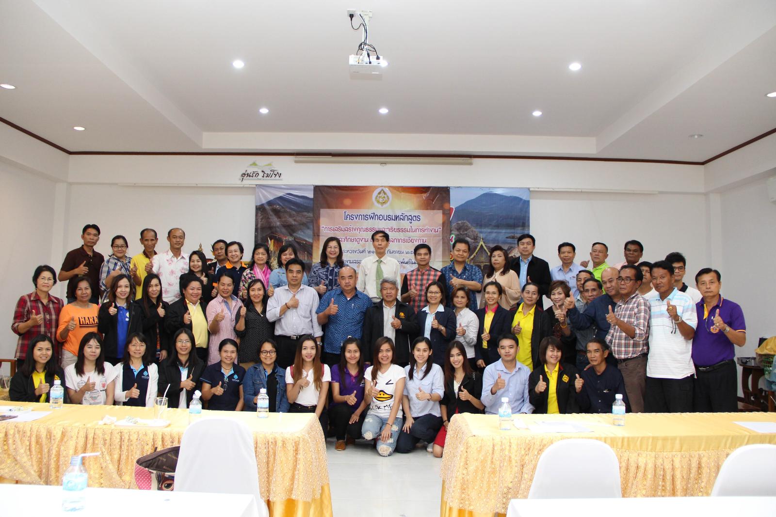 ภาพถ่าย ใช้ปุ่มลูกศร ซ้าย หรือ ขวา เลื่อนภาพถ่าย หรือปุ่มสามเหลี่ยมฉายภาพอัตโนมัติ  ถ้าต้องการบันทึกภาพ ใช้เมาส์คลิกขวาเลือกหัวข้อ  เป็นรูปภาพเป็น.. หรือ save as.. แสดงเต็มจอภาพ กุดปุ่ม F11 