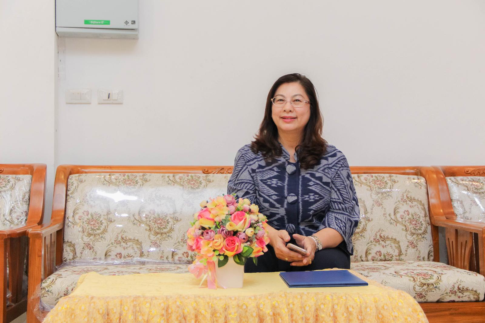 ภาพถ่าย ใช้ปุ่มลูกศร ซ้าย หรือ ขวา เลื่อนภาพถ่าย หรือปุ่มสามเหลี่ยมฉายภาพอัตโนมัติ  ถ้าต้องการบันทึกภาพ ใช้เมาส์คลิกขวาเลือกหัวข้อ  เป็นรูปภาพเป็น.. หรือ save as.. แสดงเต็มจอภาพ กุดปุ่ม F11 