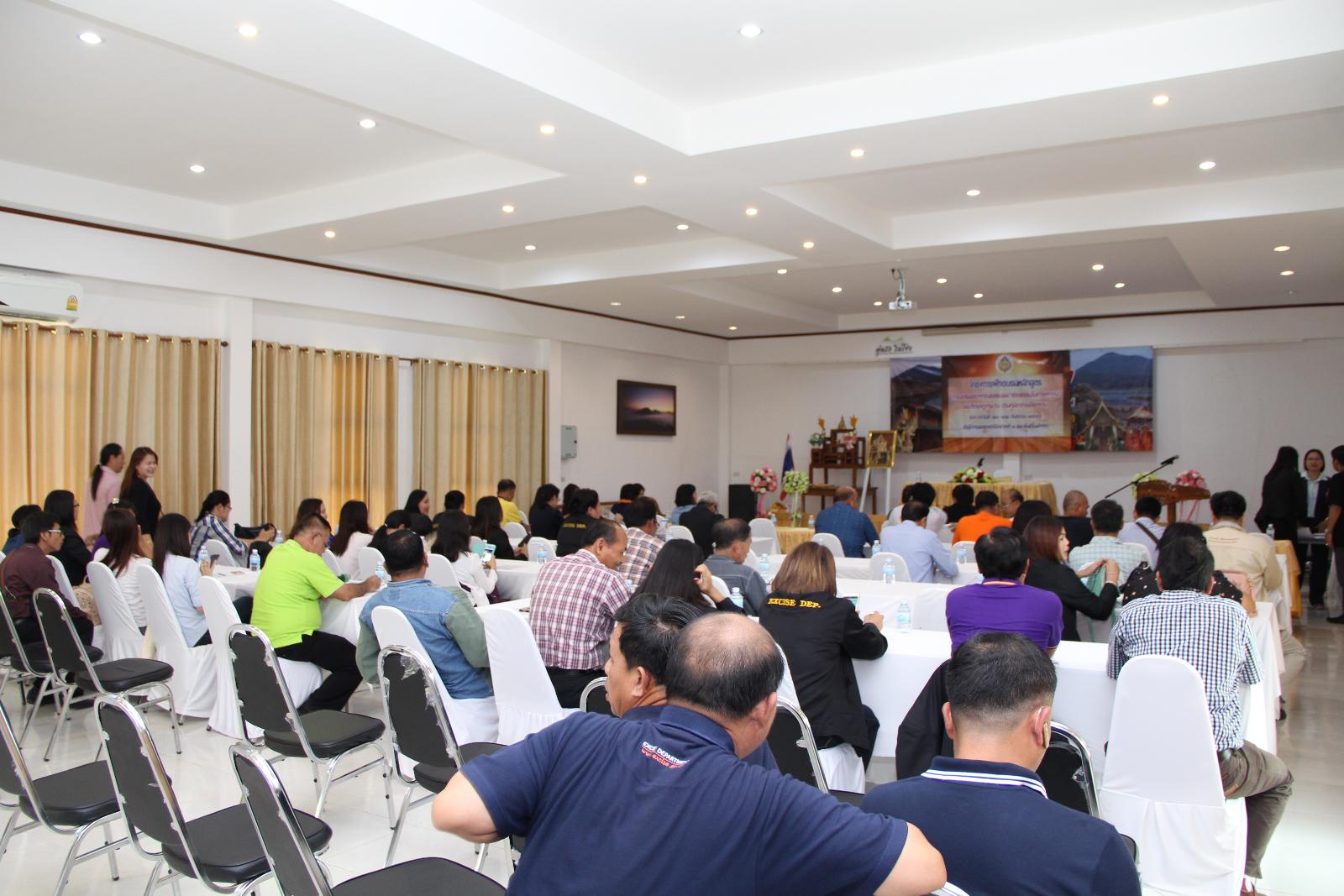 ภาพถ่าย ใช้ปุ่มลูกศร ซ้าย หรือ ขวา เลื่อนภาพถ่าย หรือปุ่มสามเหลี่ยมฉายภาพอัตโนมัติ  ถ้าต้องการบันทึกภาพ ใช้เมาส์คลิกขวาเลือกหัวข้อ  เป็นรูปภาพเป็น.. หรือ save as.. แสดงเต็มจอภาพ กุดปุ่ม F11 