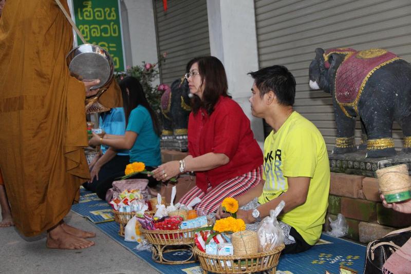 ภาพถ่าย ใช้ปุ่มลูกศร ซ้าย หรือ ขวา เลื่อนภาพถ่าย หรือปุ่มสามเหลี่ยมฉายภาพอัตโนมัติ  ถ้าต้องการบันทึกภาพ ใช้เมาส์คลิกขวาเลือกหัวข้อ  เป็นรูปภาพเป็น.. หรือ save as.. แสดงเต็มจอภาพ กุดปุ่ม F11 