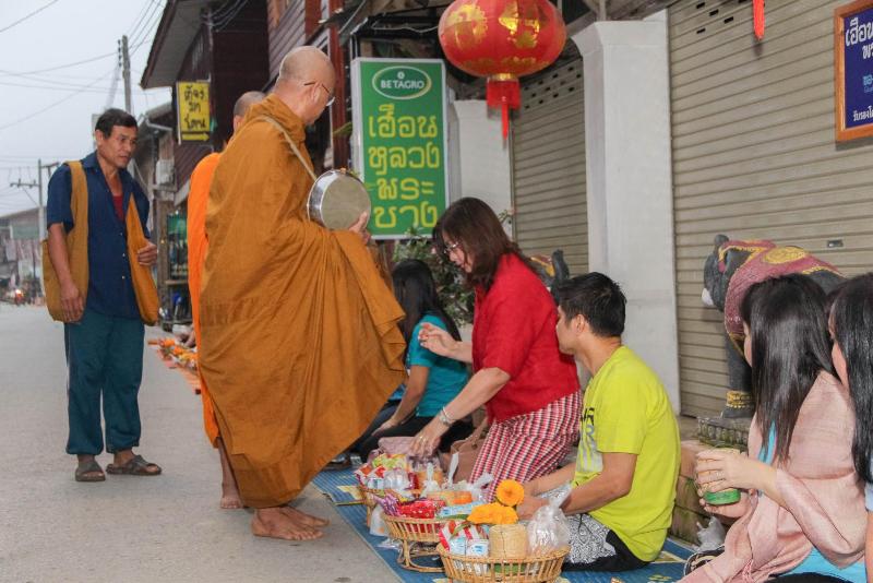 ภาพถ่าย ใช้ปุ่มลูกศร ซ้าย หรือ ขวา เลื่อนภาพถ่าย หรือปุ่มสามเหลี่ยมฉายภาพอัตโนมัติ  ถ้าต้องการบันทึกภาพ ใช้เมาส์คลิกขวาเลือกหัวข้อ  เป็นรูปภาพเป็น.. หรือ save as.. แสดงเต็มจอภาพ กุดปุ่ม F11 