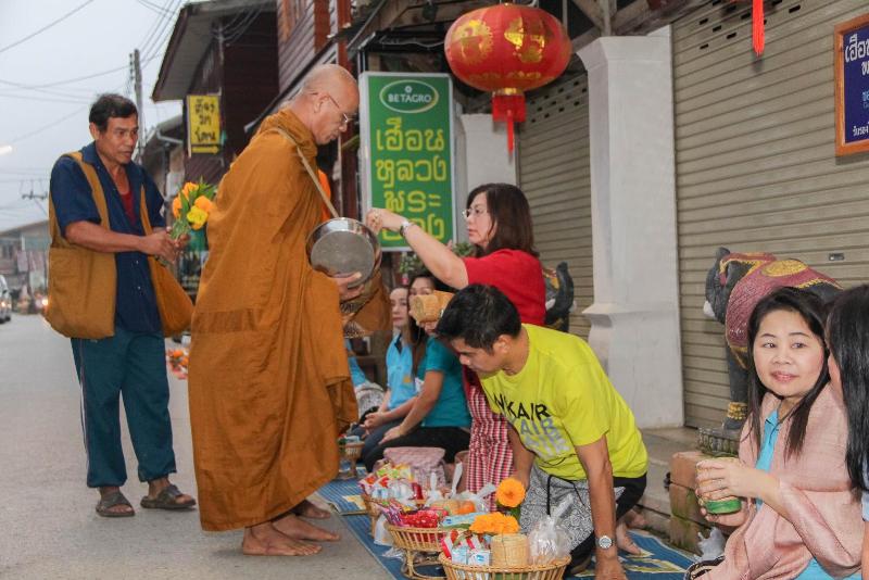 ภาพถ่าย ใช้ปุ่มลูกศร ซ้าย หรือ ขวา เลื่อนภาพถ่าย หรือปุ่มสามเหลี่ยมฉายภาพอัตโนมัติ  ถ้าต้องการบันทึกภาพ ใช้เมาส์คลิกขวาเลือกหัวข้อ  เป็นรูปภาพเป็น.. หรือ save as.. แสดงเต็มจอภาพ กุดปุ่ม F11 