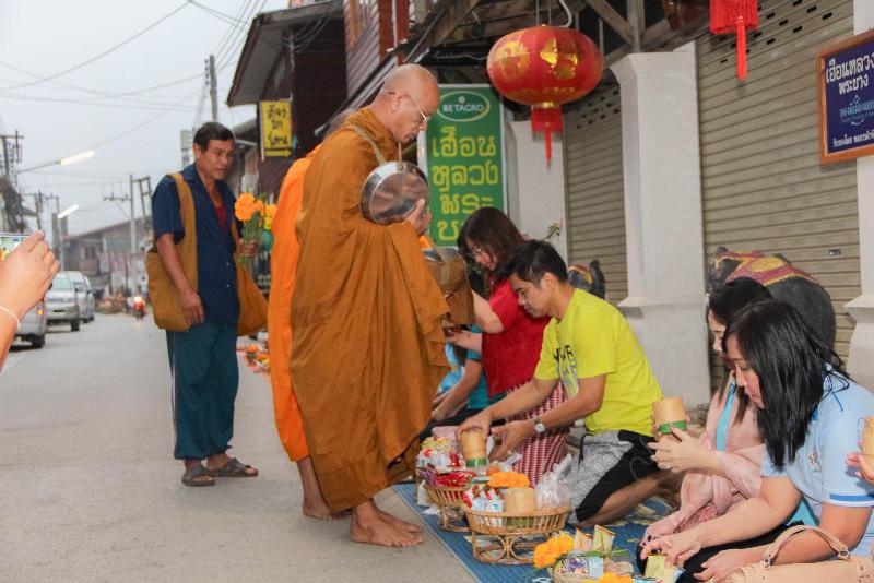 ภาพถ่าย ใช้ปุ่มลูกศร ซ้าย หรือ ขวา เลื่อนภาพถ่าย หรือปุ่มสามเหลี่ยมฉายภาพอัตโนมัติ  ถ้าต้องการบันทึกภาพ ใช้เมาส์คลิกขวาเลือกหัวข้อ  เป็นรูปภาพเป็น.. หรือ save as.. แสดงเต็มจอภาพ กุดปุ่ม F11 