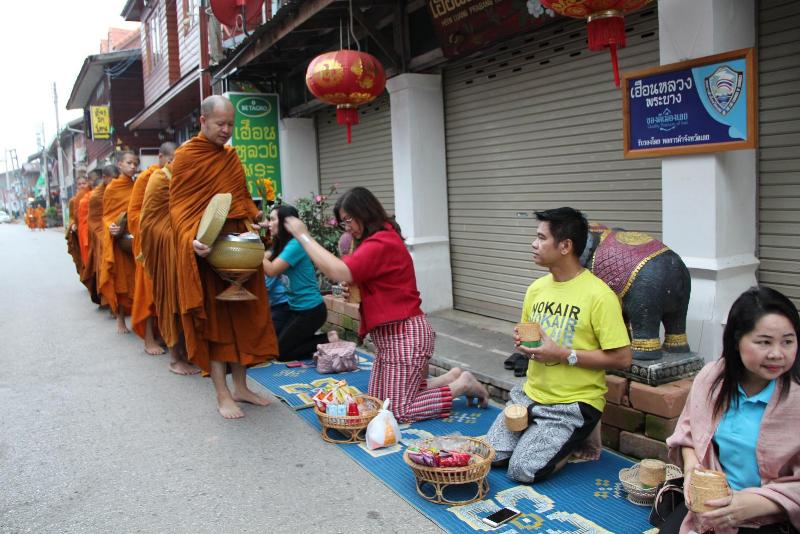 ภาพถ่าย ใช้ปุ่มลูกศร ซ้าย หรือ ขวา เลื่อนภาพถ่าย หรือปุ่มสามเหลี่ยมฉายภาพอัตโนมัติ  ถ้าต้องการบันทึกภาพ ใช้เมาส์คลิกขวาเลือกหัวข้อ  เป็นรูปภาพเป็น.. หรือ save as.. แสดงเต็มจอภาพ กุดปุ่ม F11 