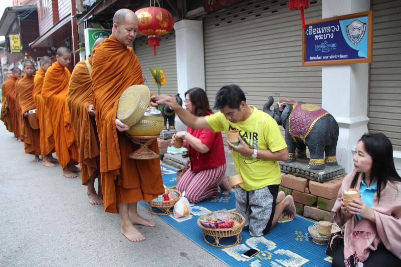 ภาพถ่าย ใช้ปุ่มลูกศร ซ้าย หรือ ขวา เลื่อนภาพถ่าย หรือปุ่มสามเหลี่ยมฉายภาพอัตโนมัติ  ถ้าต้องการบันทึกภาพ ใช้เมาส์คลิกขวาเลือกหัวข้อ  เป็นรูปภาพเป็น.. หรือ save as.. แสดงเต็มจอภาพ กุดปุ่ม F11 