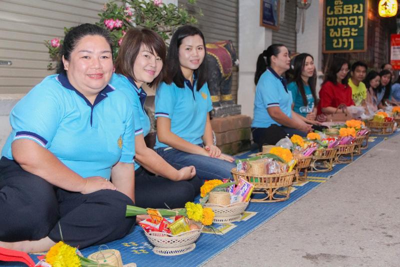 ภาพถ่าย ใช้ปุ่มลูกศร ซ้าย หรือ ขวา เลื่อนภาพถ่าย หรือปุ่มสามเหลี่ยมฉายภาพอัตโนมัติ  ถ้าต้องการบันทึกภาพ ใช้เมาส์คลิกขวาเลือกหัวข้อ  เป็นรูปภาพเป็น.. หรือ save as.. แสดงเต็มจอภาพ กุดปุ่ม F11 