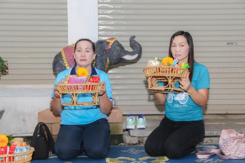 ภาพถ่าย ใช้ปุ่มลูกศร ซ้าย หรือ ขวา เลื่อนภาพถ่าย หรือปุ่มสามเหลี่ยมฉายภาพอัตโนมัติ  ถ้าต้องการบันทึกภาพ ใช้เมาส์คลิกขวาเลือกหัวข้อ  เป็นรูปภาพเป็น.. หรือ save as.. แสดงเต็มจอภาพ กุดปุ่ม F11 