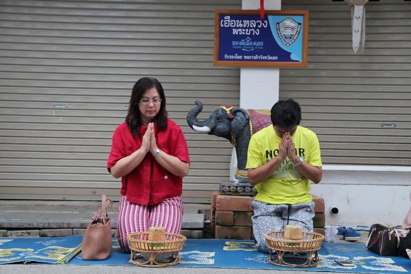 ภาพถ่าย ใช้ปุ่มลูกศร ซ้าย หรือ ขวา เลื่อนภาพถ่าย หรือปุ่มสามเหลี่ยมฉายภาพอัตโนมัติ  ถ้าต้องการบันทึกภาพ ใช้เมาส์คลิกขวาเลือกหัวข้อ  เป็นรูปภาพเป็น.. หรือ save as.. แสดงเต็มจอภาพ กุดปุ่ม F11 