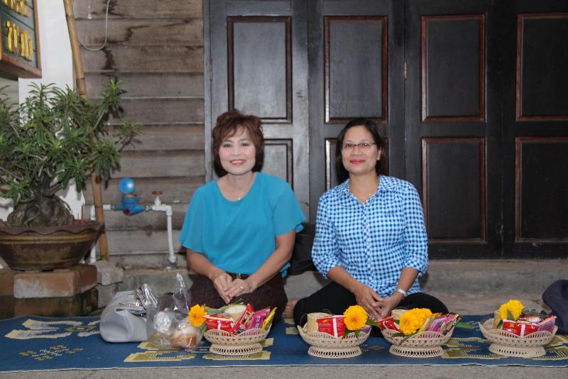 ภาพถ่าย ใช้ปุ่มลูกศร ซ้าย หรือ ขวา เลื่อนภาพถ่าย หรือปุ่มสามเหลี่ยมฉายภาพอัตโนมัติ  ถ้าต้องการบันทึกภาพ ใช้เมาส์คลิกขวาเลือกหัวข้อ  เป็นรูปภาพเป็น.. หรือ save as.. แสดงเต็มจอภาพ กุดปุ่ม F11 