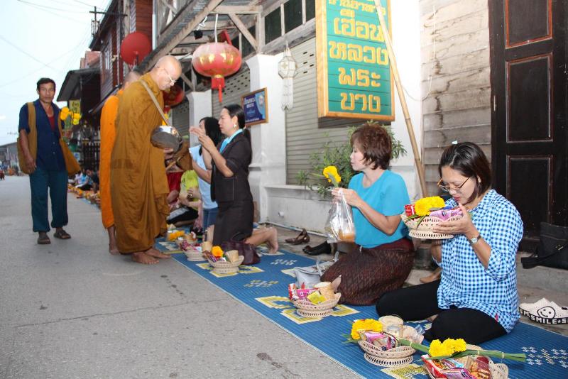 ภาพถ่าย ใช้ปุ่มลูกศร ซ้าย หรือ ขวา เลื่อนภาพถ่าย หรือปุ่มสามเหลี่ยมฉายภาพอัตโนมัติ  ถ้าต้องการบันทึกภาพ ใช้เมาส์คลิกขวาเลือกหัวข้อ  เป็นรูปภาพเป็น.. หรือ save as.. แสดงเต็มจอภาพ กุดปุ่ม F11 