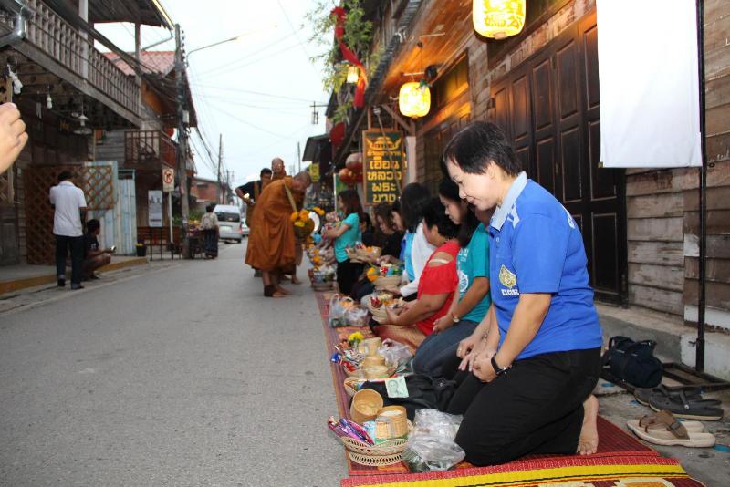 ภาพถ่าย ใช้ปุ่มลูกศร ซ้าย หรือ ขวา เลื่อนภาพถ่าย หรือปุ่มสามเหลี่ยมฉายภาพอัตโนมัติ  ถ้าต้องการบันทึกภาพ ใช้เมาส์คลิกขวาเลือกหัวข้อ  เป็นรูปภาพเป็น.. หรือ save as.. แสดงเต็มจอภาพ กุดปุ่ม F11 
