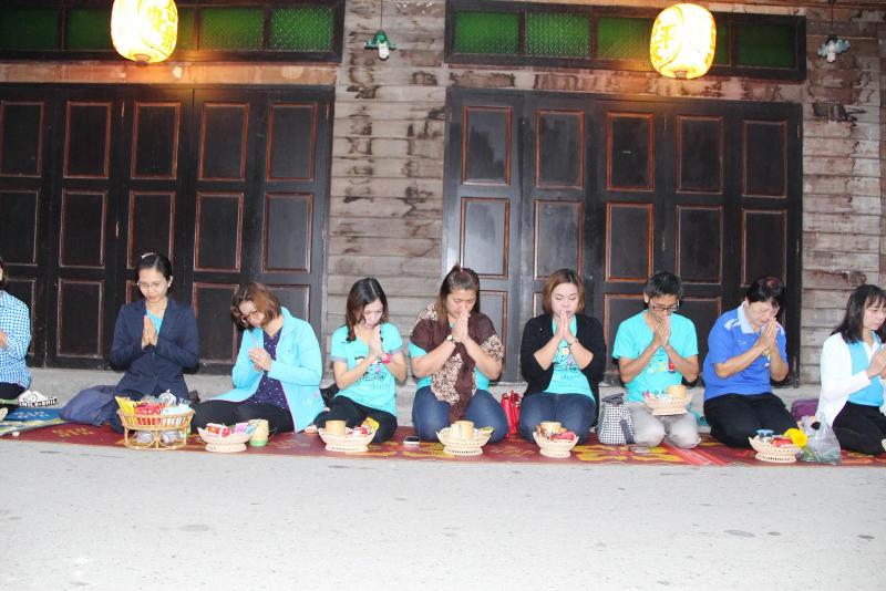 ภาพถ่าย ใช้ปุ่มลูกศร ซ้าย หรือ ขวา เลื่อนภาพถ่าย หรือปุ่มสามเหลี่ยมฉายภาพอัตโนมัติ  ถ้าต้องการบันทึกภาพ ใช้เมาส์คลิกขวาเลือกหัวข้อ  เป็นรูปภาพเป็น.. หรือ save as.. แสดงเต็มจอภาพ กุดปุ่ม F11 