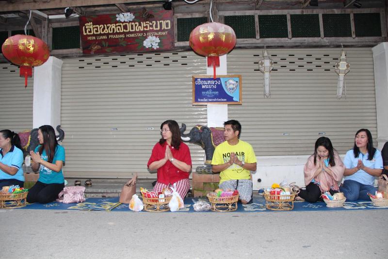 ภาพถ่าย ใช้ปุ่มลูกศร ซ้าย หรือ ขวา เลื่อนภาพถ่าย หรือปุ่มสามเหลี่ยมฉายภาพอัตโนมัติ  ถ้าต้องการบันทึกภาพ ใช้เมาส์คลิกขวาเลือกหัวข้อ  เป็นรูปภาพเป็น.. หรือ save as.. แสดงเต็มจอภาพ กุดปุ่ม F11 