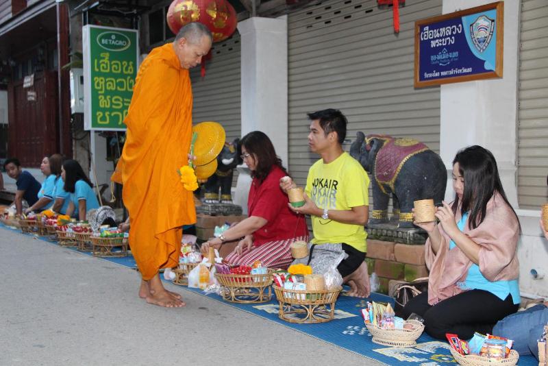 ภาพถ่าย ใช้ปุ่มลูกศร ซ้าย หรือ ขวา เลื่อนภาพถ่าย หรือปุ่มสามเหลี่ยมฉายภาพอัตโนมัติ  ถ้าต้องการบันทึกภาพ ใช้เมาส์คลิกขวาเลือกหัวข้อ  เป็นรูปภาพเป็น.. หรือ save as.. แสดงเต็มจอภาพ กุดปุ่ม F11 