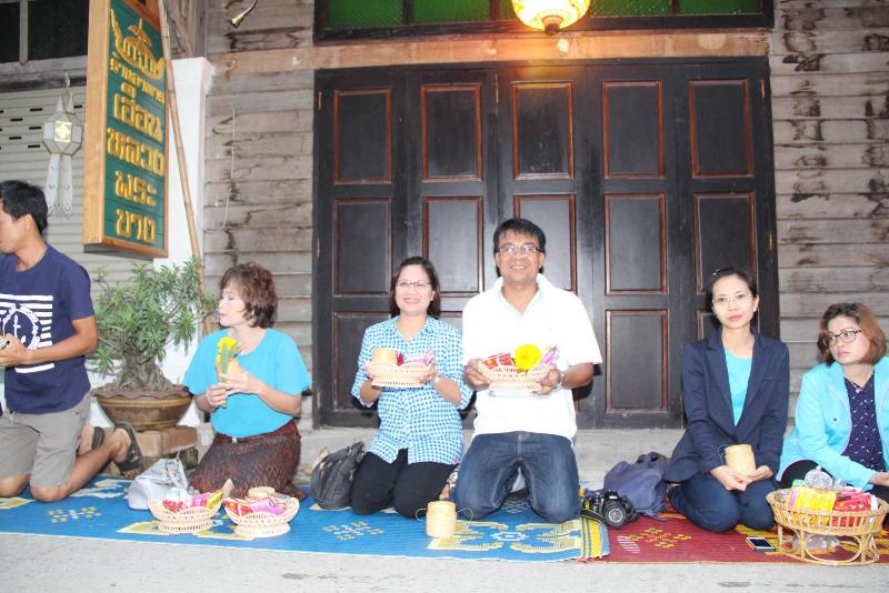 ภาพถ่าย ใช้ปุ่มลูกศร ซ้าย หรือ ขวา เลื่อนภาพถ่าย หรือปุ่มสามเหลี่ยมฉายภาพอัตโนมัติ  ถ้าต้องการบันทึกภาพ ใช้เมาส์คลิกขวาเลือกหัวข้อ  เป็นรูปภาพเป็น.. หรือ save as.. แสดงเต็มจอภาพ กุดปุ่ม F11 