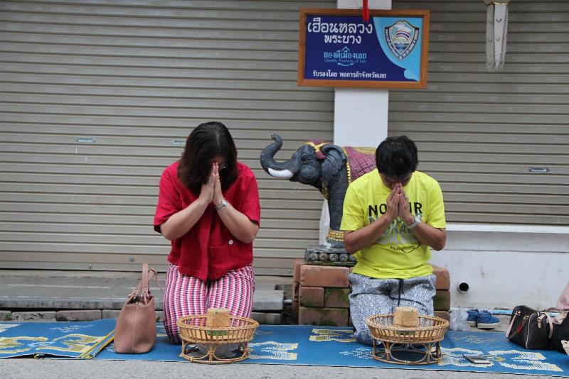 ภาพถ่าย ใช้ปุ่มลูกศร ซ้าย หรือ ขวา เลื่อนภาพถ่าย หรือปุ่มสามเหลี่ยมฉายภาพอัตโนมัติ  ถ้าต้องการบันทึกภาพ ใช้เมาส์คลิกขวาเลือกหัวข้อ  เป็นรูปภาพเป็น.. หรือ save as.. แสดงเต็มจอภาพ กุดปุ่ม F11 