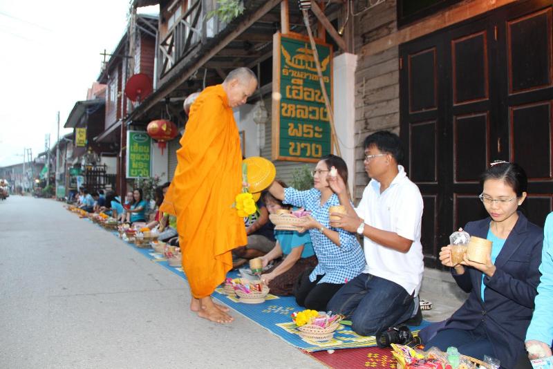 ภาพถ่าย ใช้ปุ่มลูกศร ซ้าย หรือ ขวา เลื่อนภาพถ่าย หรือปุ่มสามเหลี่ยมฉายภาพอัตโนมัติ  ถ้าต้องการบันทึกภาพ ใช้เมาส์คลิกขวาเลือกหัวข้อ  เป็นรูปภาพเป็น.. หรือ save as.. แสดงเต็มจอภาพ กุดปุ่ม F11 