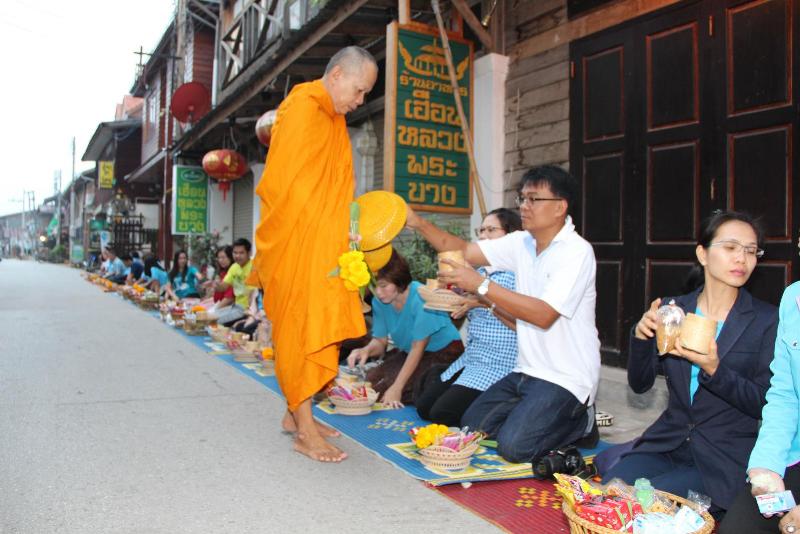ภาพถ่าย ใช้ปุ่มลูกศร ซ้าย หรือ ขวา เลื่อนภาพถ่าย หรือปุ่มสามเหลี่ยมฉายภาพอัตโนมัติ  ถ้าต้องการบันทึกภาพ ใช้เมาส์คลิกขวาเลือกหัวข้อ  เป็นรูปภาพเป็น.. หรือ save as.. แสดงเต็มจอภาพ กุดปุ่ม F11 