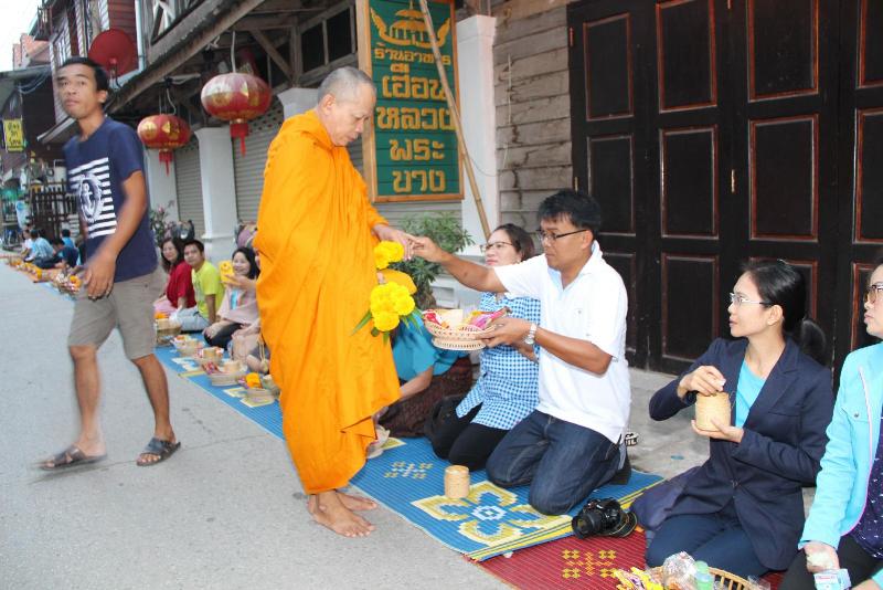 ภาพถ่าย ใช้ปุ่มลูกศร ซ้าย หรือ ขวา เลื่อนภาพถ่าย หรือปุ่มสามเหลี่ยมฉายภาพอัตโนมัติ  ถ้าต้องการบันทึกภาพ ใช้เมาส์คลิกขวาเลือกหัวข้อ  เป็นรูปภาพเป็น.. หรือ save as.. แสดงเต็มจอภาพ กุดปุ่ม F11 