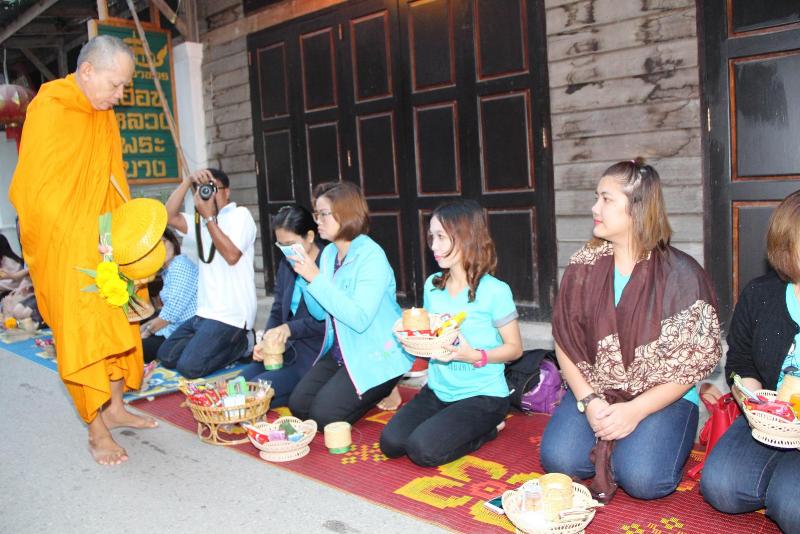 ภาพถ่าย ใช้ปุ่มลูกศร ซ้าย หรือ ขวา เลื่อนภาพถ่าย หรือปุ่มสามเหลี่ยมฉายภาพอัตโนมัติ  ถ้าต้องการบันทึกภาพ ใช้เมาส์คลิกขวาเลือกหัวข้อ  เป็นรูปภาพเป็น.. หรือ save as.. แสดงเต็มจอภาพ กุดปุ่ม F11 