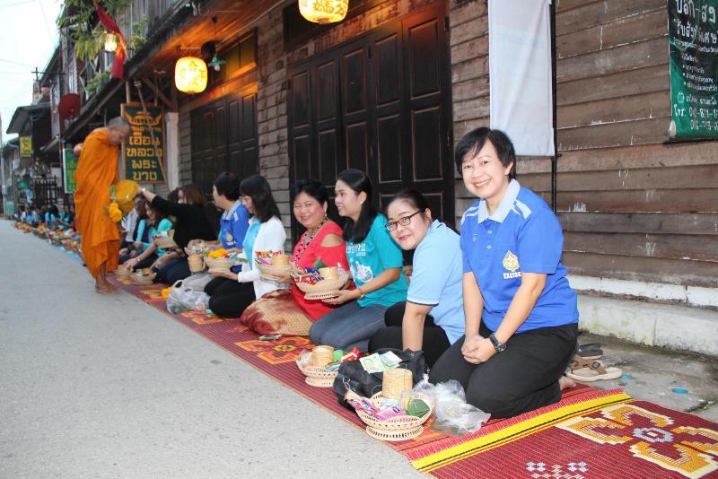 ภาพถ่าย ใช้ปุ่มลูกศร ซ้าย หรือ ขวา เลื่อนภาพถ่าย หรือปุ่มสามเหลี่ยมฉายภาพอัตโนมัติ  ถ้าต้องการบันทึกภาพ ใช้เมาส์คลิกขวาเลือกหัวข้อ  เป็นรูปภาพเป็น.. หรือ save as.. แสดงเต็มจอภาพ กุดปุ่ม F11 