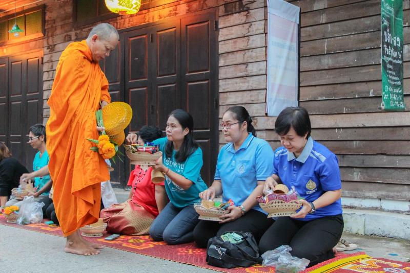 ภาพถ่าย ใช้ปุ่มลูกศร ซ้าย หรือ ขวา เลื่อนภาพถ่าย หรือปุ่มสามเหลี่ยมฉายภาพอัตโนมัติ  ถ้าต้องการบันทึกภาพ ใช้เมาส์คลิกขวาเลือกหัวข้อ  เป็นรูปภาพเป็น.. หรือ save as.. แสดงเต็มจอภาพ กุดปุ่ม F11 