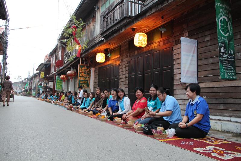 ภาพถ่าย ใช้ปุ่มลูกศร ซ้าย หรือ ขวา เลื่อนภาพถ่าย หรือปุ่มสามเหลี่ยมฉายภาพอัตโนมัติ  ถ้าต้องการบันทึกภาพ ใช้เมาส์คลิกขวาเลือกหัวข้อ  เป็นรูปภาพเป็น.. หรือ save as.. แสดงเต็มจอภาพ กุดปุ่ม F11 