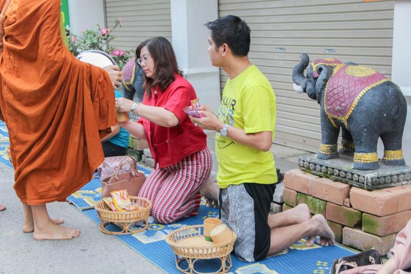 ภาพถ่าย ใช้ปุ่มลูกศร ซ้าย หรือ ขวา เลื่อนภาพถ่าย หรือปุ่มสามเหลี่ยมฉายภาพอัตโนมัติ  ถ้าต้องการบันทึกภาพ ใช้เมาส์คลิกขวาเลือกหัวข้อ  เป็นรูปภาพเป็น.. หรือ save as.. แสดงเต็มจอภาพ กุดปุ่ม F11 