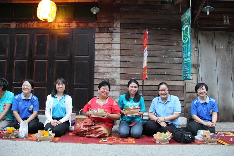 ภาพถ่าย ใช้ปุ่มลูกศร ซ้าย หรือ ขวา เลื่อนภาพถ่าย หรือปุ่มสามเหลี่ยมฉายภาพอัตโนมัติ  ถ้าต้องการบันทึกภาพ ใช้เมาส์คลิกขวาเลือกหัวข้อ  เป็นรูปภาพเป็น.. หรือ save as.. แสดงเต็มจอภาพ กุดปุ่ม F11 