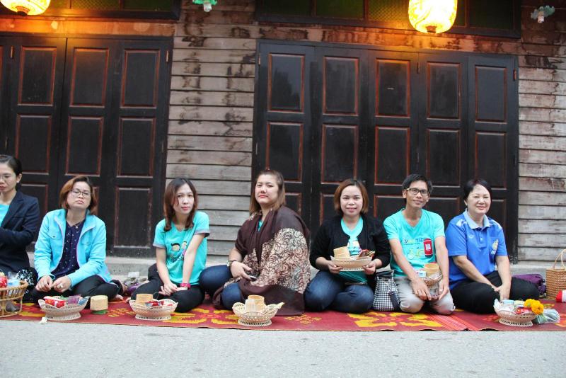 ภาพถ่าย ใช้ปุ่มลูกศร ซ้าย หรือ ขวา เลื่อนภาพถ่าย หรือปุ่มสามเหลี่ยมฉายภาพอัตโนมัติ  ถ้าต้องการบันทึกภาพ ใช้เมาส์คลิกขวาเลือกหัวข้อ  เป็นรูปภาพเป็น.. หรือ save as.. แสดงเต็มจอภาพ กุดปุ่ม F11 