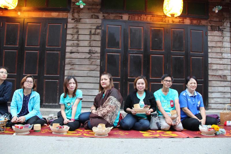 ภาพถ่าย ใช้ปุ่มลูกศร ซ้าย หรือ ขวา เลื่อนภาพถ่าย หรือปุ่มสามเหลี่ยมฉายภาพอัตโนมัติ  ถ้าต้องการบันทึกภาพ ใช้เมาส์คลิกขวาเลือกหัวข้อ  เป็นรูปภาพเป็น.. หรือ save as.. แสดงเต็มจอภาพ กุดปุ่ม F11 