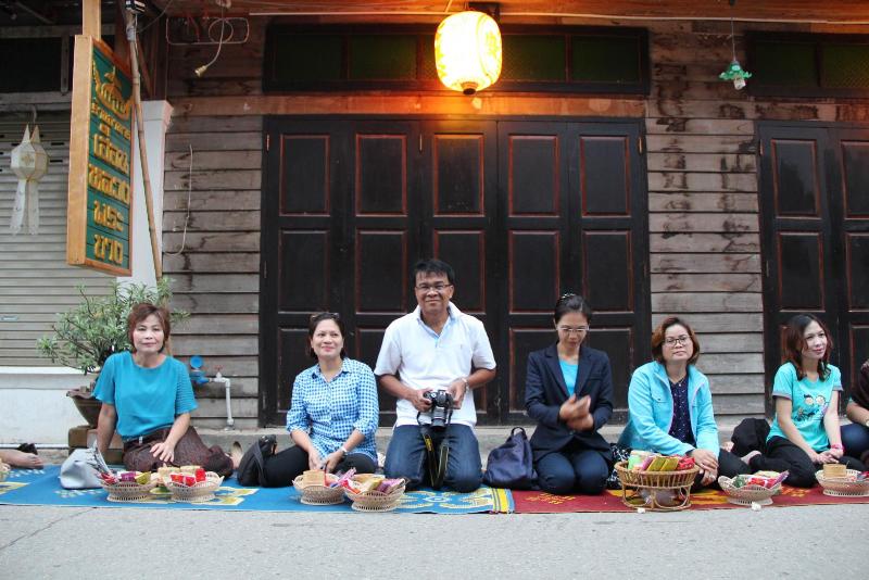 ภาพถ่าย ใช้ปุ่มลูกศร ซ้าย หรือ ขวา เลื่อนภาพถ่าย หรือปุ่มสามเหลี่ยมฉายภาพอัตโนมัติ  ถ้าต้องการบันทึกภาพ ใช้เมาส์คลิกขวาเลือกหัวข้อ  เป็นรูปภาพเป็น.. หรือ save as.. แสดงเต็มจอภาพ กุดปุ่ม F11 