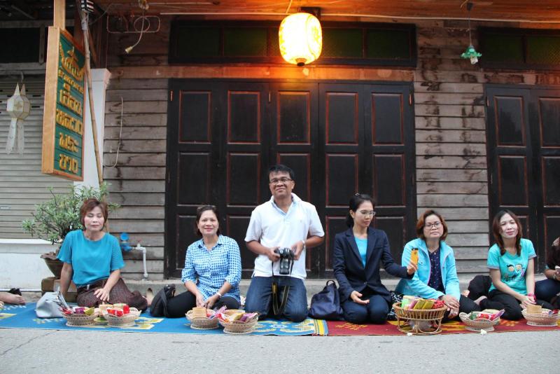 ภาพถ่าย ใช้ปุ่มลูกศร ซ้าย หรือ ขวา เลื่อนภาพถ่าย หรือปุ่มสามเหลี่ยมฉายภาพอัตโนมัติ  ถ้าต้องการบันทึกภาพ ใช้เมาส์คลิกขวาเลือกหัวข้อ  เป็นรูปภาพเป็น.. หรือ save as.. แสดงเต็มจอภาพ กุดปุ่ม F11 