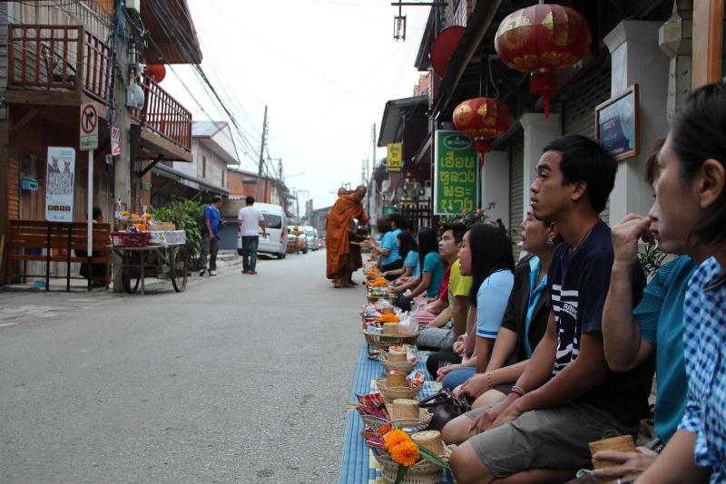 ภาพถ่าย ใช้ปุ่มลูกศร ซ้าย หรือ ขวา เลื่อนภาพถ่าย หรือปุ่มสามเหลี่ยมฉายภาพอัตโนมัติ  ถ้าต้องการบันทึกภาพ ใช้เมาส์คลิกขวาเลือกหัวข้อ  เป็นรูปภาพเป็น.. หรือ save as.. แสดงเต็มจอภาพ กุดปุ่ม F11 