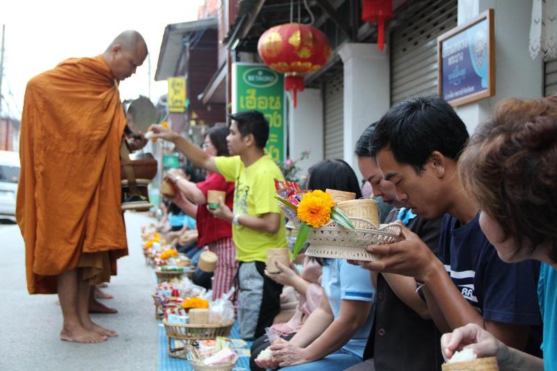 ภาพถ่าย ใช้ปุ่มลูกศร ซ้าย หรือ ขวา เลื่อนภาพถ่าย หรือปุ่มสามเหลี่ยมฉายภาพอัตโนมัติ  ถ้าต้องการบันทึกภาพ ใช้เมาส์คลิกขวาเลือกหัวข้อ  เป็นรูปภาพเป็น.. หรือ save as.. แสดงเต็มจอภาพ กุดปุ่ม F11 