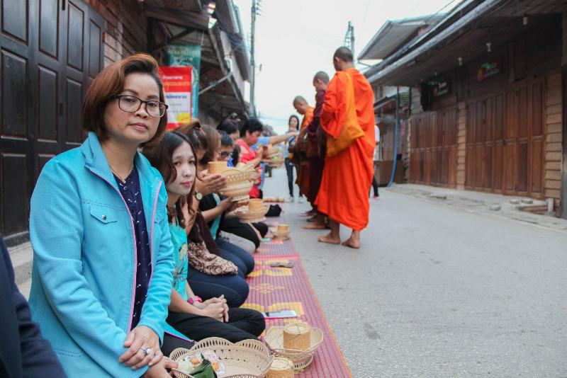 ภาพถ่าย ใช้ปุ่มลูกศร ซ้าย หรือ ขวา เลื่อนภาพถ่าย หรือปุ่มสามเหลี่ยมฉายภาพอัตโนมัติ  ถ้าต้องการบันทึกภาพ ใช้เมาส์คลิกขวาเลือกหัวข้อ  เป็นรูปภาพเป็น.. หรือ save as.. แสดงเต็มจอภาพ กุดปุ่ม F11 