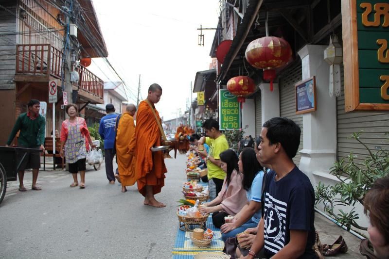 ภาพถ่าย ใช้ปุ่มลูกศร ซ้าย หรือ ขวา เลื่อนภาพถ่าย หรือปุ่มสามเหลี่ยมฉายภาพอัตโนมัติ  ถ้าต้องการบันทึกภาพ ใช้เมาส์คลิกขวาเลือกหัวข้อ  เป็นรูปภาพเป็น.. หรือ save as.. แสดงเต็มจอภาพ กุดปุ่ม F11 