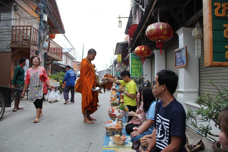 ภาพถ่าย ใช้ปุ่มลูกศร ซ้าย หรือ ขวา เลื่อนภาพถ่าย หรือปุ่มสามเหลี่ยมฉายภาพอัตโนมัติ  ถ้าต้องการบันทึกภาพ ใช้เมาส์คลิกขวาเลือกหัวข้อ  เป็นรูปภาพเป็น.. หรือ save as.. แสดงเต็มจอภาพ กุดปุ่ม F11 