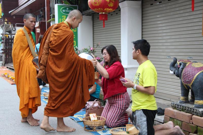 ภาพถ่าย ใช้ปุ่มลูกศร ซ้าย หรือ ขวา เลื่อนภาพถ่าย หรือปุ่มสามเหลี่ยมฉายภาพอัตโนมัติ  ถ้าต้องการบันทึกภาพ ใช้เมาส์คลิกขวาเลือกหัวข้อ  เป็นรูปภาพเป็น.. หรือ save as.. แสดงเต็มจอภาพ กุดปุ่ม F11 