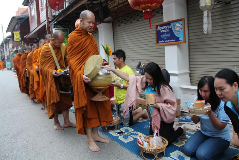 ภาพถ่าย ใช้ปุ่มลูกศร ซ้าย หรือ ขวา เลื่อนภาพถ่าย หรือปุ่มสามเหลี่ยมฉายภาพอัตโนมัติ  ถ้าต้องการบันทึกภาพ ใช้เมาส์คลิกขวาเลือกหัวข้อ  เป็นรูปภาพเป็น.. หรือ save as.. แสดงเต็มจอภาพ กุดปุ่ม F11 