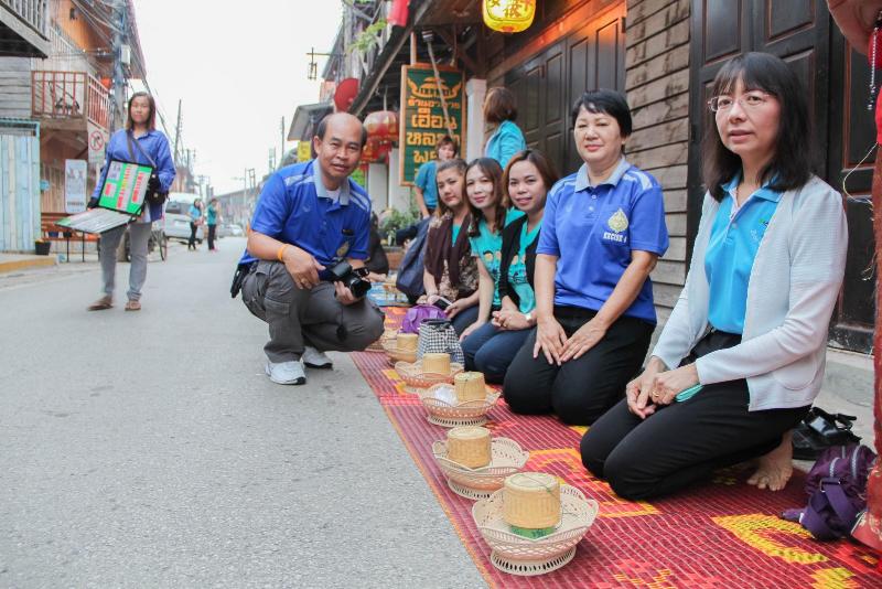 ภาพถ่าย ใช้ปุ่มลูกศร ซ้าย หรือ ขวา เลื่อนภาพถ่าย หรือปุ่มสามเหลี่ยมฉายภาพอัตโนมัติ  ถ้าต้องการบันทึกภาพ ใช้เมาส์คลิกขวาเลือกหัวข้อ  เป็นรูปภาพเป็น.. หรือ save as.. แสดงเต็มจอภาพ กุดปุ่ม F11 